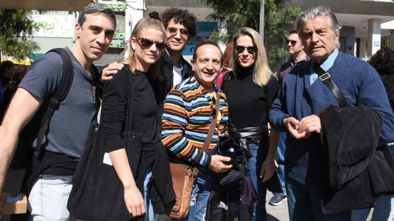 Ο Μπιμπίλας απολογείται για τις φωτογραφίες με τους χαμογελαστούς ηθοποιούς στη διαδήλωση για τα Τέμπη