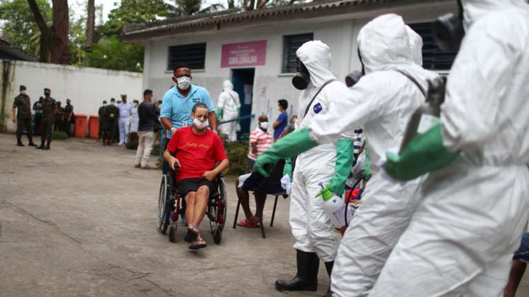 Βραζιλία: Ξεπέρασαν τους 15.000 οι νεκροί από κορονοϊό, αλλά ο Μπολσονάρου επικρίνει την καραντίνα