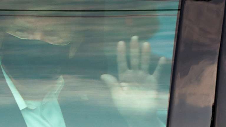 Σάλος με τον ανεκδιήγητο Τραμπ: Βγήκε από το νοσοκομείο και έκανε βόλτα για να χαιρετήσει τους οπαδούς του [βίντεο]