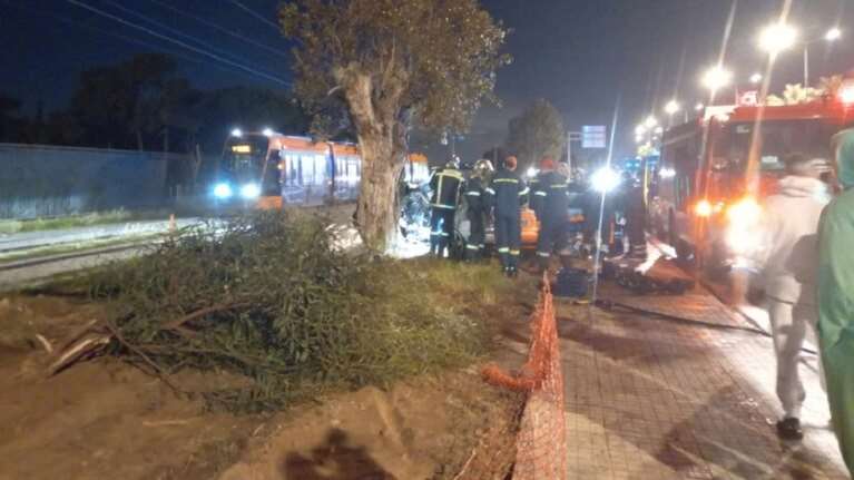 Σοβαρό τροχαίο στην Ποσειδώνος: Αυτοκίνητο εξετράπη της πορείας του και καρφώθηκε σε δέντρο [βίντεο]