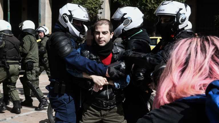 Νέα ένταση και επεισόδια στο κέντρο της Αθήνας: Προσαγωγή και για τον Εκτορα Κουφοντίνα [βίντεο]