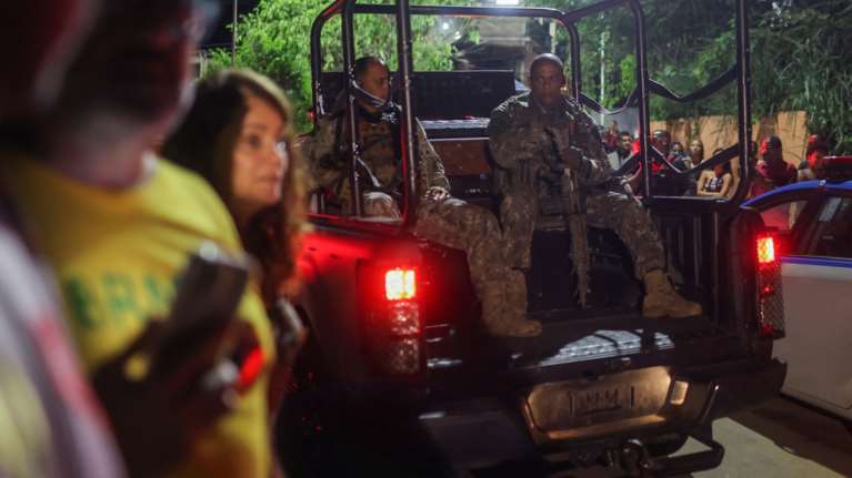 Βραζιλία: Μπολσοναριστής πρώην βουλευτής τραυμάτισε με χειροβομβίδες αστυνομικούς που πήγαν να τον συλλάβουν