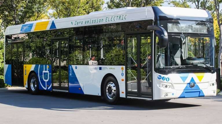 Απίστευτο: 17χρονος παρίστανε τον ελεγκτή σε λεωφορείο και έπαιρνε χρήματα από επιβάτες με πλαστά πρόστιμα