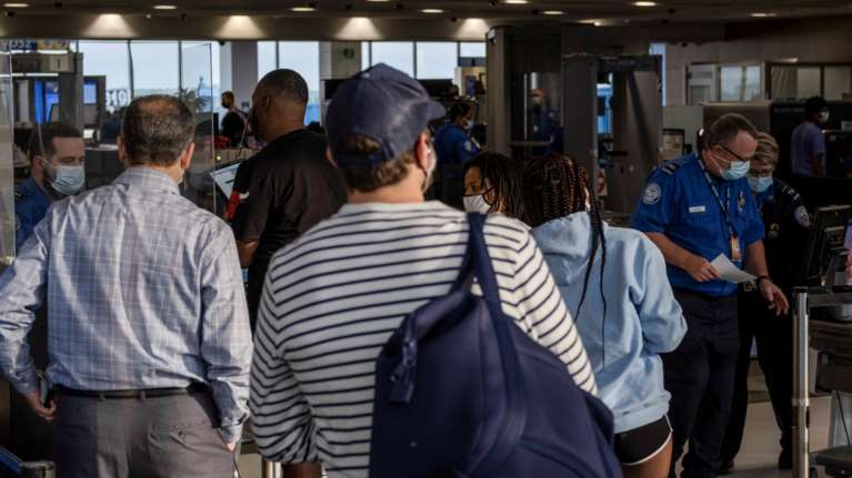 ΗΠΑ: Σχεδόν όλοι οι ξένοι επισκέπτες θα πρέπει να έχουν εμβολιαστεί πλήρως