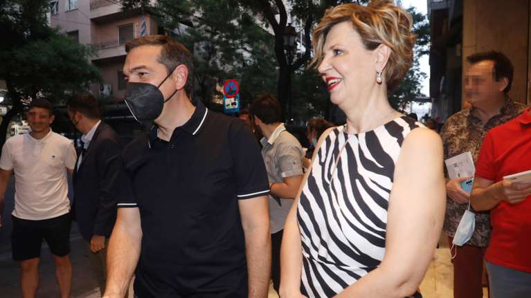 Ο Αλέξης Τσίπρας χαλαρός και χαμογελαστός σε συναυλία - Με την Ολγα Γεροβασίλη [εικόνες]