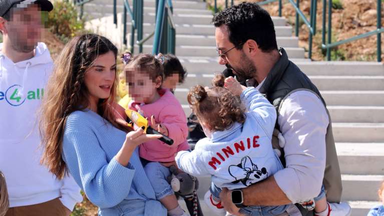 Μπόμπα - Τανιμανίδης: Φθινοπωρινή απόδραση στις Σπέτσες με τις κόρες τους [εικόνες]