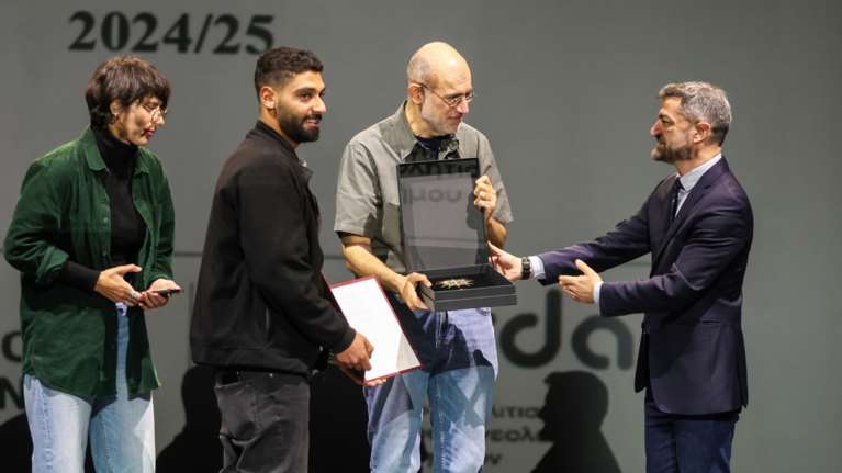 Επιζών από το ναυάγιο της Πύλου παρέλαβε το βραβείο Δραματουργίας "Κάρολος Κουν" - Το έργο είναι εμπνευσμένο από εκεί