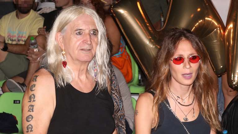 Νίκος Καρβέλας – Ελένη Φερεντίνου: Ο πανέμορφος 8 μηνών γιος τους παίζει πιάνο στην αγκαλιά του πατέρα του