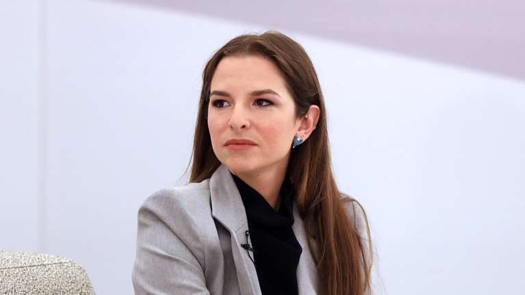 Η Εριέττα Κούρκουλου στο Μετρό Συντάγματος με άνετο ιβουάρ κοστούμι και ασορτί πρωινές γόβες