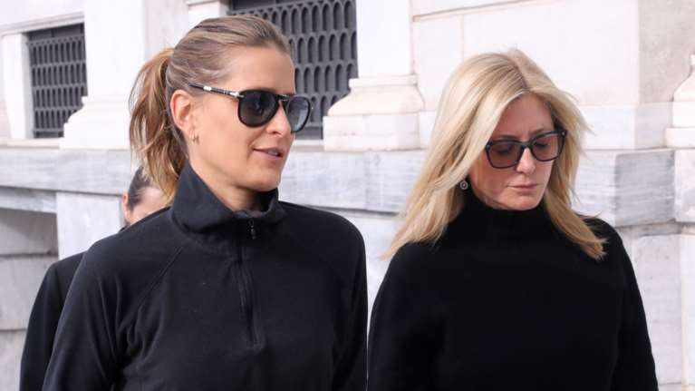 Τατιάνα Μπλάτνικ - Μαρί Σαντάλ: Με αντίθετα πένθιμα look στο κέντρο της Αθήνας [εικόνες]