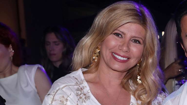 Ζήνα Κουτσελίνη: Φόρεσε το deux pieces του καλοκαιριού - Με μακριά φούστα, cropped top και κοφτό κέντημα