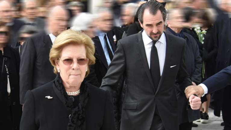 Νικόλαος - Άννα Μαρία: Συγκινημένοι και ντυμένoι στα μαύρα στην κηδεία του τελευταίου κληρικού των Ανακτόρων [Εικόνες]