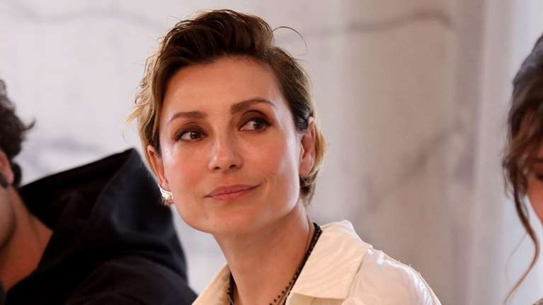 Ευδοκία Ρουμελιώτη: Έκανε την τέλεια μεταβατική εμφάνιση με πολύ κοντό λευκό φόρεμα και loafers