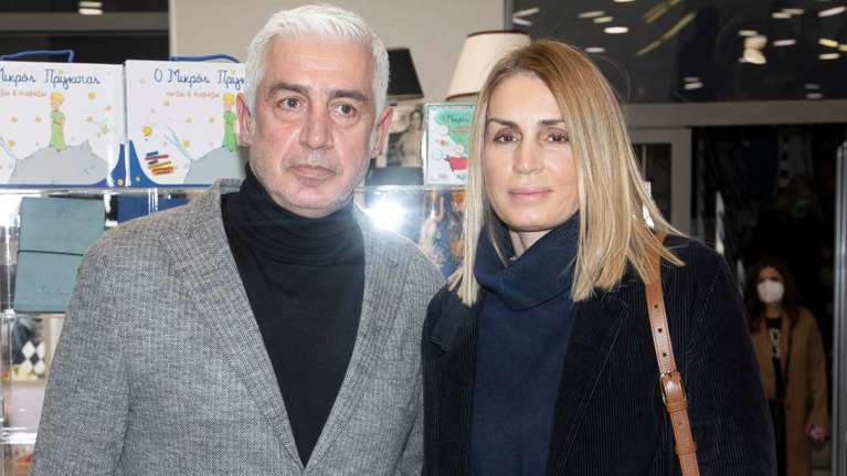 Αντώνης - Βάσω Νικοπολίδη: Η smart chic ασορτί εμφάνιση με μπλέιζερ και ζιβάγκο