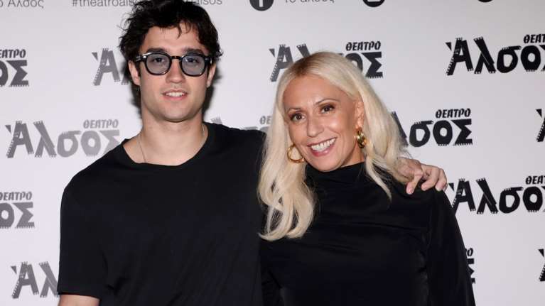 Μαρία Μπακοδήμου: Φθινοπωρινή με μάξι σατέν φούστα και μακρυμάνικο τοπ σε θεατρική έξοδο