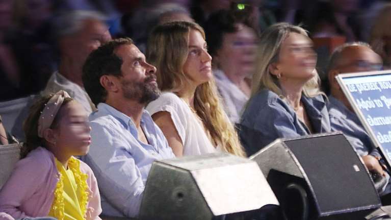 Χρυσή Βαρδινογιάννη: Η σπάνια βραδινή εμφάνιση με ασημί παντελόνα και δερμάτινα σανδάλια