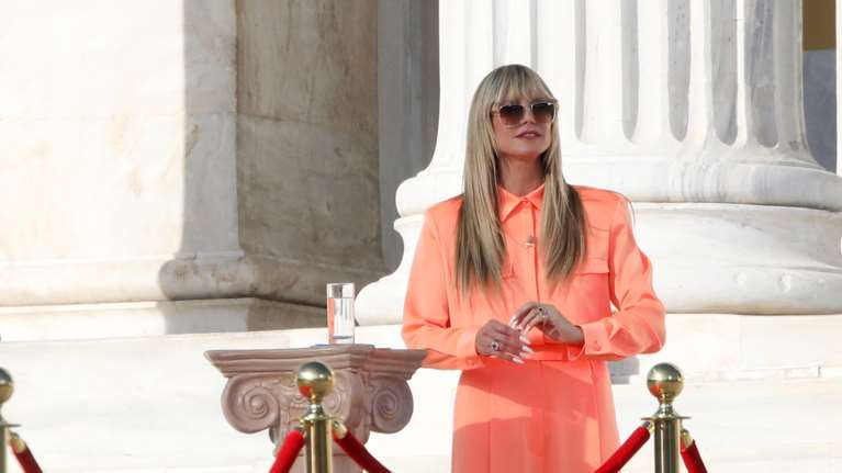 Χάιντι Κλουμ: Στο Ζάππειο με total neon look για τα γυρίσματα του Germany's Next Top model