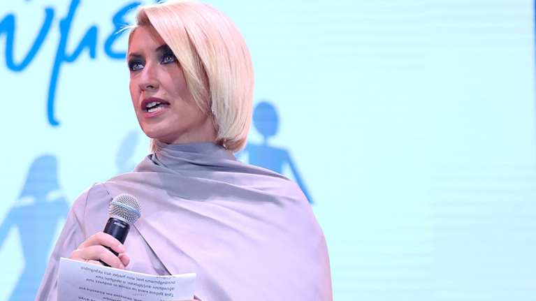 Σία Κοσιώνη: Με ton sur ton σατέν σύνολο στο Καλλιμάρμαρο - Το τοπ με το ενσωματωμένο φουλάρι - πασμίνα