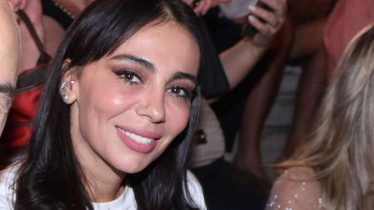 Ολυμπία Χοψονίδου: Με casual look στο κέντρο της Αθήνας - Φόρεσε τα πιο hot αρβυλάκια