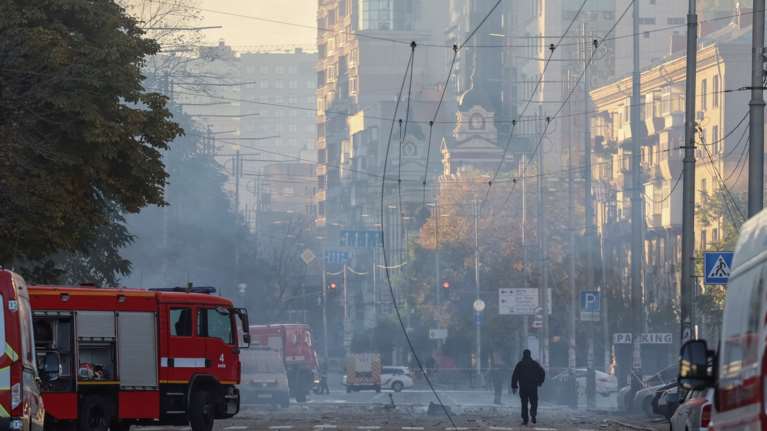Σε εμπόλεμη ζώνη, πρώτη φορά