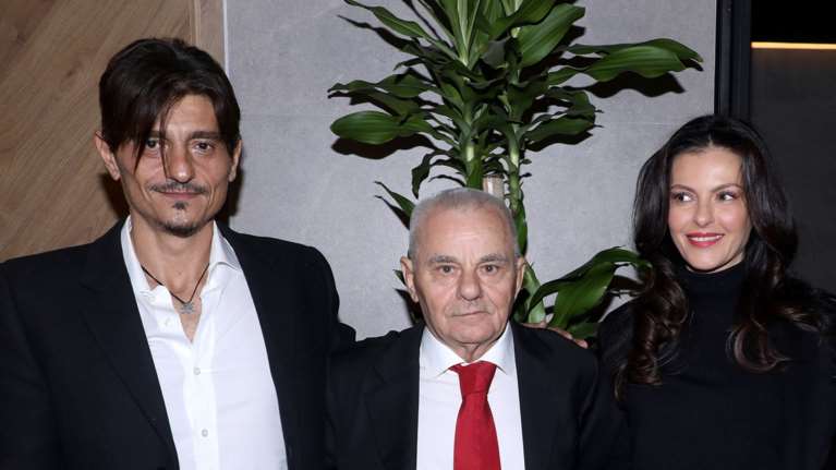 Δημήτρης Γιαννακόπουλος: Η σπάνια εμφάνιση στο θέατρο με την εντυπωσιακή μελαχρινή σύζυγό του