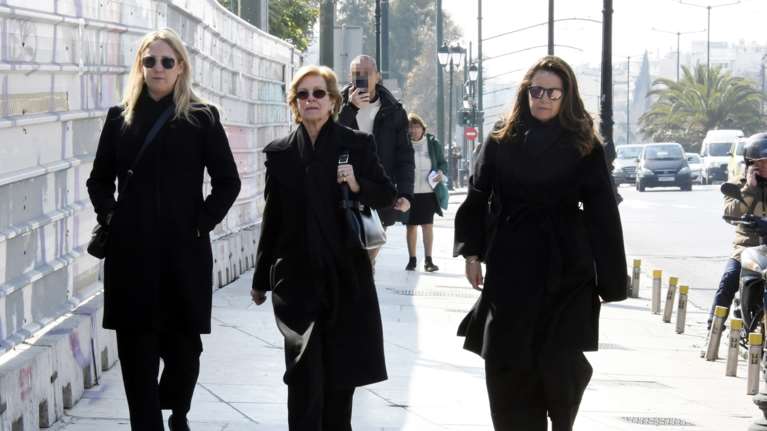 Αλεξία - Θεοδώρα: Μαυροφορεμένες στην Αθήνα οι κόρες του τέως - Το γεύμα στην περιοχή του Χίλτον