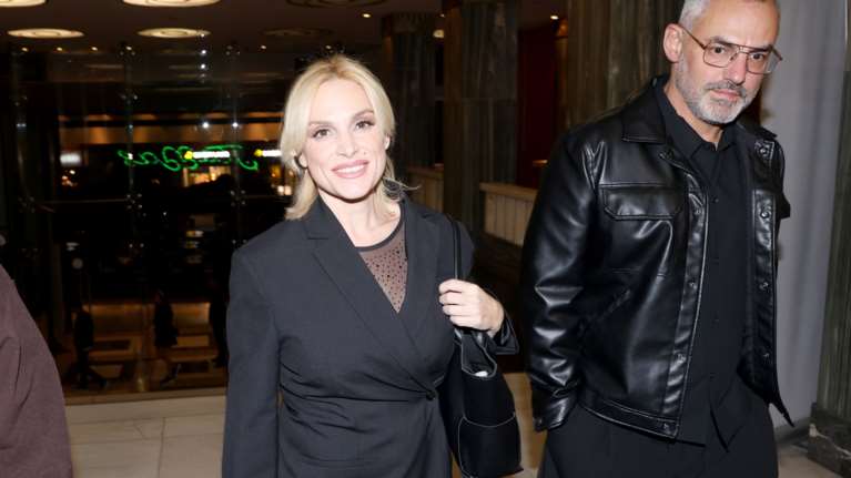 Ελεωνόρα Ζουγανέλη: Με κοντό σορτς με κρόσσια και ugly shoes στην Άνω Σύρο