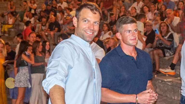 Στέφανος Κασσελάκης - Τάιλερ ΜακΜπέθ: Με casual chic look στο Αρχαίο Θέατρο Επιδαύρου - Ποια παράσταση είδαν