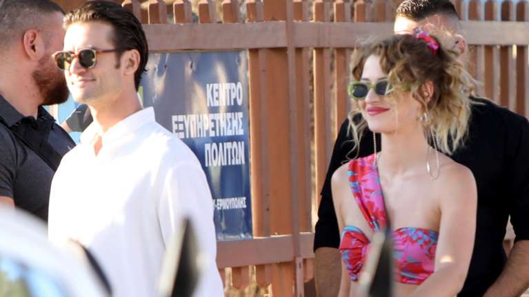 Αναστάσης Ροϊλός: Η κούκλα αγαπημένη του Εριέττα Μανούρη φόρεσε το πιο ιδιαίτερο φλοράλ σύνολο