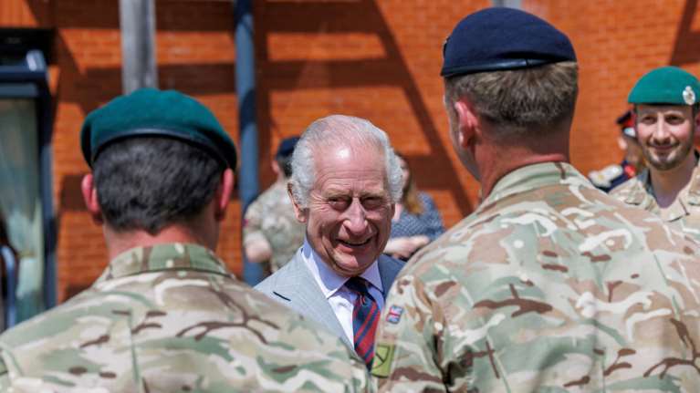 Νέα δημόσια εμφάνιση του βασιλιά Καρόλου μετά τη διάγνωση με καρκίνο - &quot;Μου επέτρεψαν να βγω από το κλουβί μου&quot;