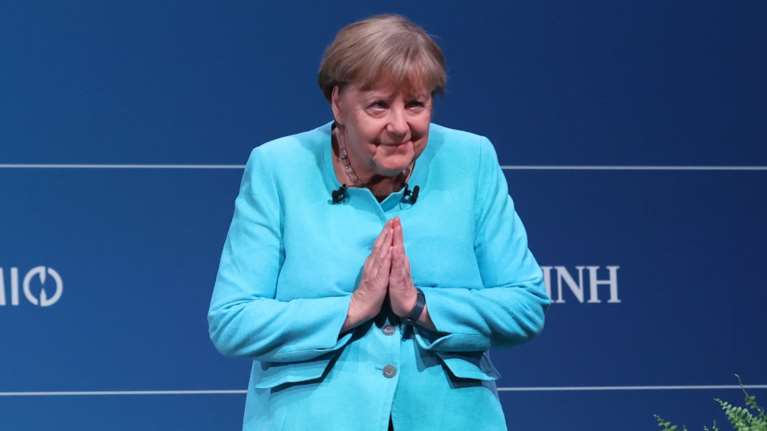 Η Μέρκελ προσπαθεί να εξηγήσει την ακραία επιθετικότητα του Πούτιν- Φταίει ακόμα και ο κορονοϊός