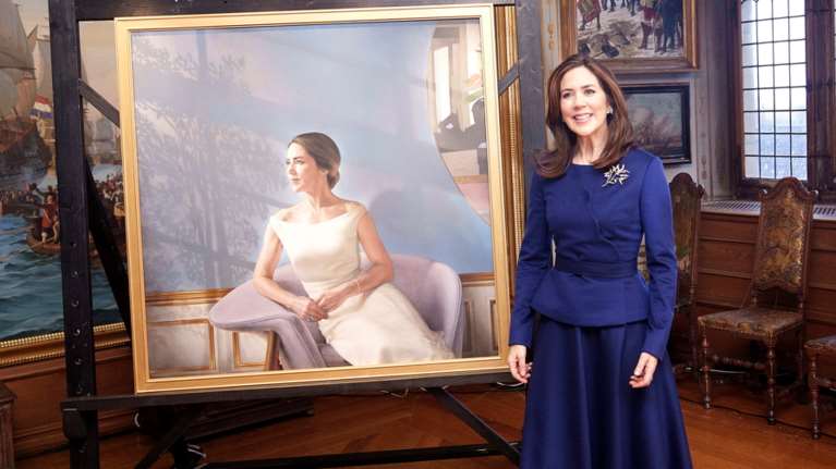 Το νέο ποτρέτο της πριγκίπισσας: Η Μαίρη της Δανίας ποζάρει με ονειρεμένο λευκό φόρεμα