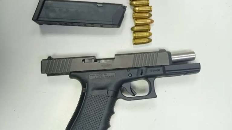 Εμπόριο όπλων έκανε η μαφία εκβιαστών: Κουρέας στην Ύδρα αγόρασε μέσα σε νεκροταφείο - Συνομιλίες και για χειροβομβίδες