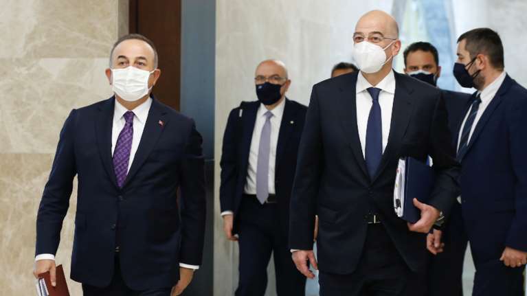 Σύγκρουση Δένδια - Τσαβούσογλου: Αμηχανία αλλά και στήριξη από τα κόμματα της αντιπολίτευσης - Ολες οι αντιδράσεις