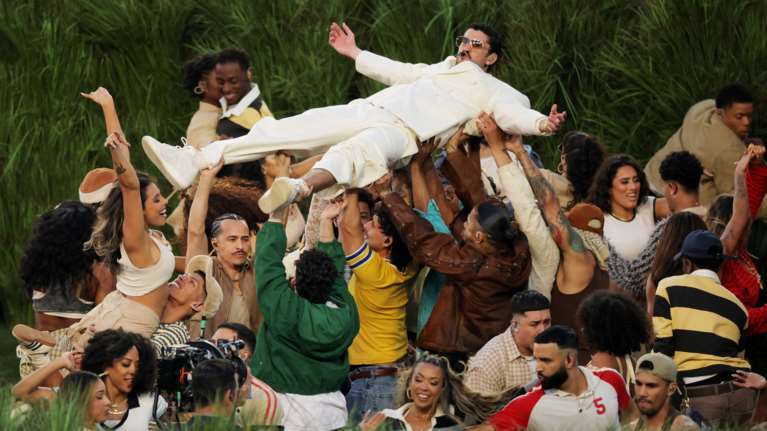 Super Bowl: Γιατί το σόου του Bad Bunny ήταν "χαστούκι" για τον Τραμπ και τις πολιτικές του στο μεταναστευτικό