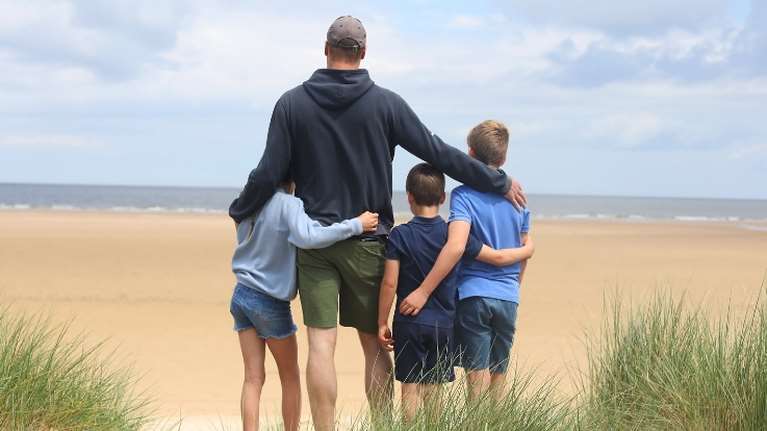 Η Κέιτ φωτογραφίζει τον Ουίλιαμ με τα παιδιά τους για την γιορτή του πατέρα: &quot;Σε αγαπάμε, μπαμπά&quot; [εικόνες]