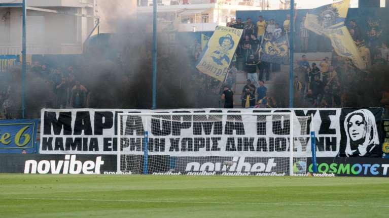 #Μαρία_όρμα_τους: Πώς το πανό των φίλων του Παναιτωλικού για την Καρυστιανού προκάλεσε κύμα συμπαράστασης