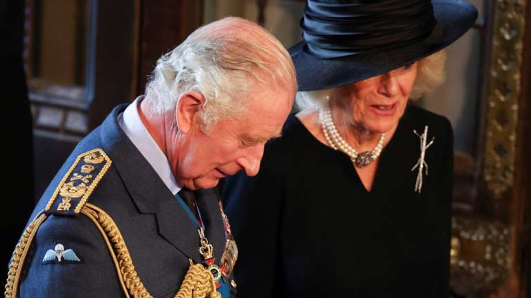 Θάνατος Ελισάβετ: Πώς ο Κάρολος έμαθε για τη μητέρα του - &quot;Ακούσαμε βήματα να τρέχουν, μετά σιωπή&quot;