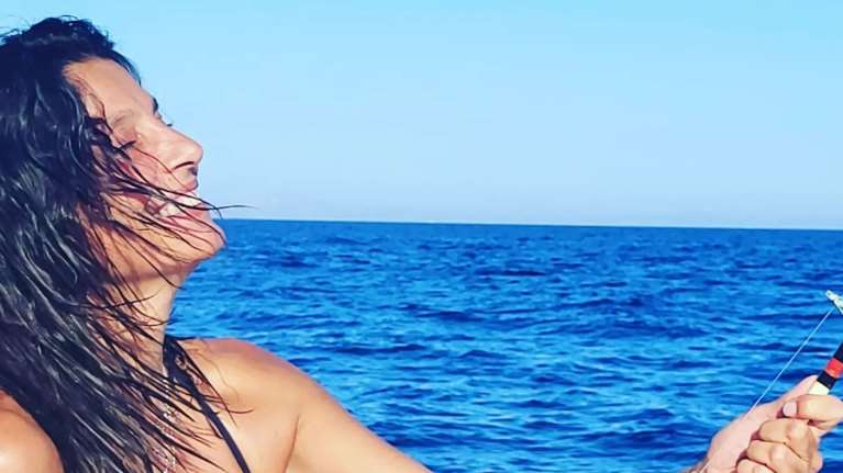 Διακοπές στην Καραϊβική για την Πόπη Τσαπανίδου: Εικόνες από τις καταγάλανες παραλίες που κολύμπησε [βίντεο]