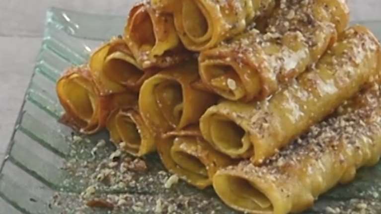 Απολαυστικές δίπλες με μέλι και καρύδια για τις μέρες των γιορτών - Η πιο εύκολη συνταγή, χωρίς μίξερ