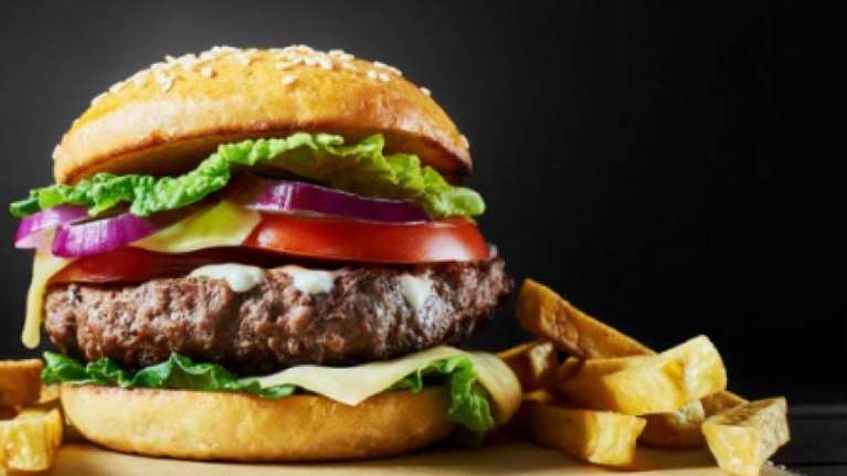 Viral η απάντηση μπεργκεράδικου σε πελάτη που αποκάλεσε εργαζόμενο "καθυστερημένο": "Μη μας επιλέξετε ξανά"