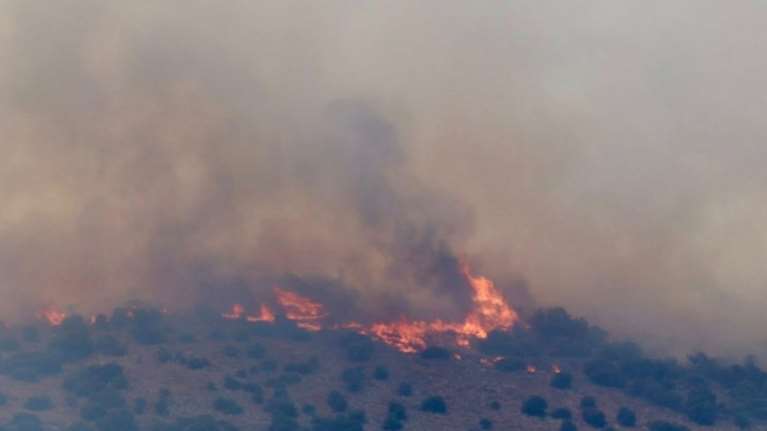 Χίος: Με διαφορά μιας ώρας οι τρεις εστίες φωτιάς - Κλιμάκιο των Εγκλημάτων Εμπρησμού στο νησί - Μηνύματα 112 και εκκενώσεις περιοχών