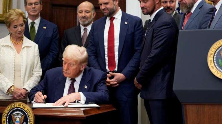 Ο Τραμπ προχώρησε στην επιβολή επιπρόσθετων δασμών σε δεκάδες χώρες - Τι ισχύει από 7 Αυγούστου