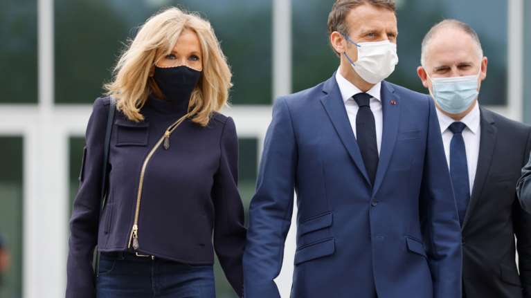 Μπριζίτ Μακρόν: Η casual chic εμφάνιση στα μπλε, που απογείωσε το στιλ της