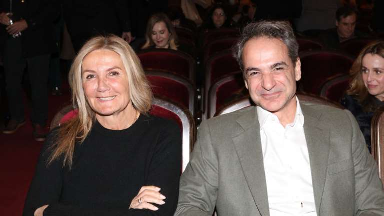 Στο Δημοτικό Θέατρο Πειραιά ο Κυριάκος Μητσοτάκης μαζί με τη Μαρέβα - Παρακολούθησαν την παράσταση &#39;&#39;Τρεις Ψηλές Γυναίκες&#39;&#39;