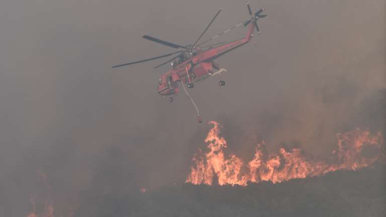 Φωτιά σε Αχαΐα - Ηλεία: Αναζωπύρωση στο μέτωπο της Βάλμης - Μήνυμα για προληπτική απομάκρυνση από το χωριό Λάττα