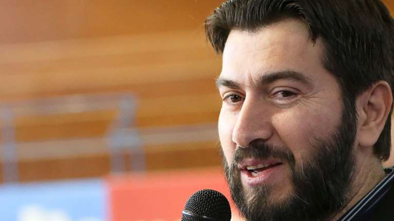 Η πρώτη επίσημη αντίδραση του π. Αντώνιου - &quot;Μας πέταξαν παράνομα στον δρόμο&quot; - Η επίθεση σε κυβέρνηση και Εκκλησία [Βίντεο]