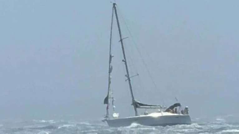 Τήνος: Ιστιοφόρο παλεύει με κύματα και θυελλώδεις ανέμους για να δέσει στο λιμάνι