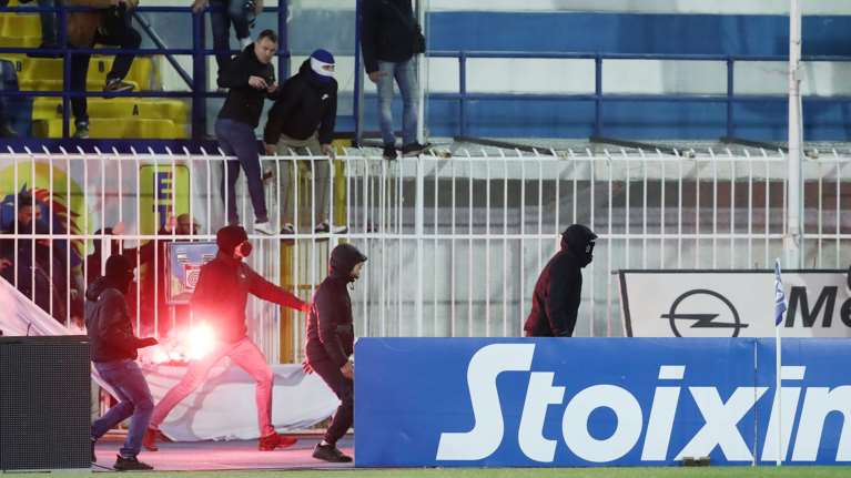 Ατρόμητος–Παναθηναϊκός: Επεισόδια και προσωρινή διακοπή στο Περιστέρι μετά από &quot;ξύλο&quot; μεταξύ οπαδών [εικόνες]