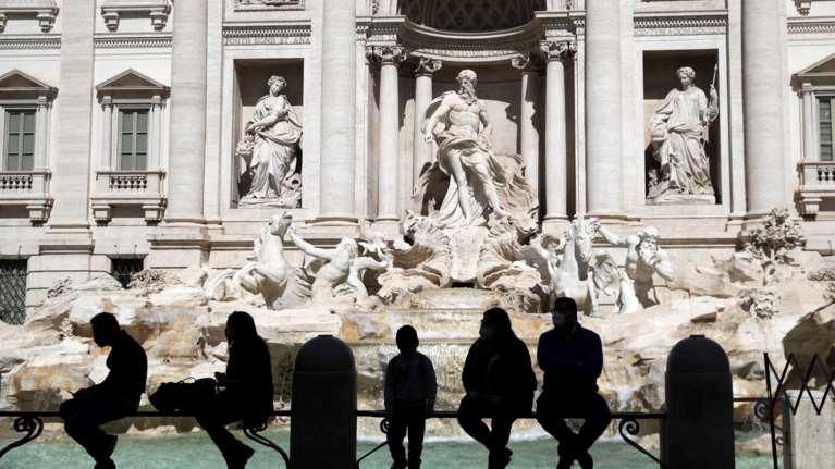 Ιταλία: Τα κρούσματα υποχωρούν και η εστίαση ανοίγει και στους εσωτερικούς χώρους